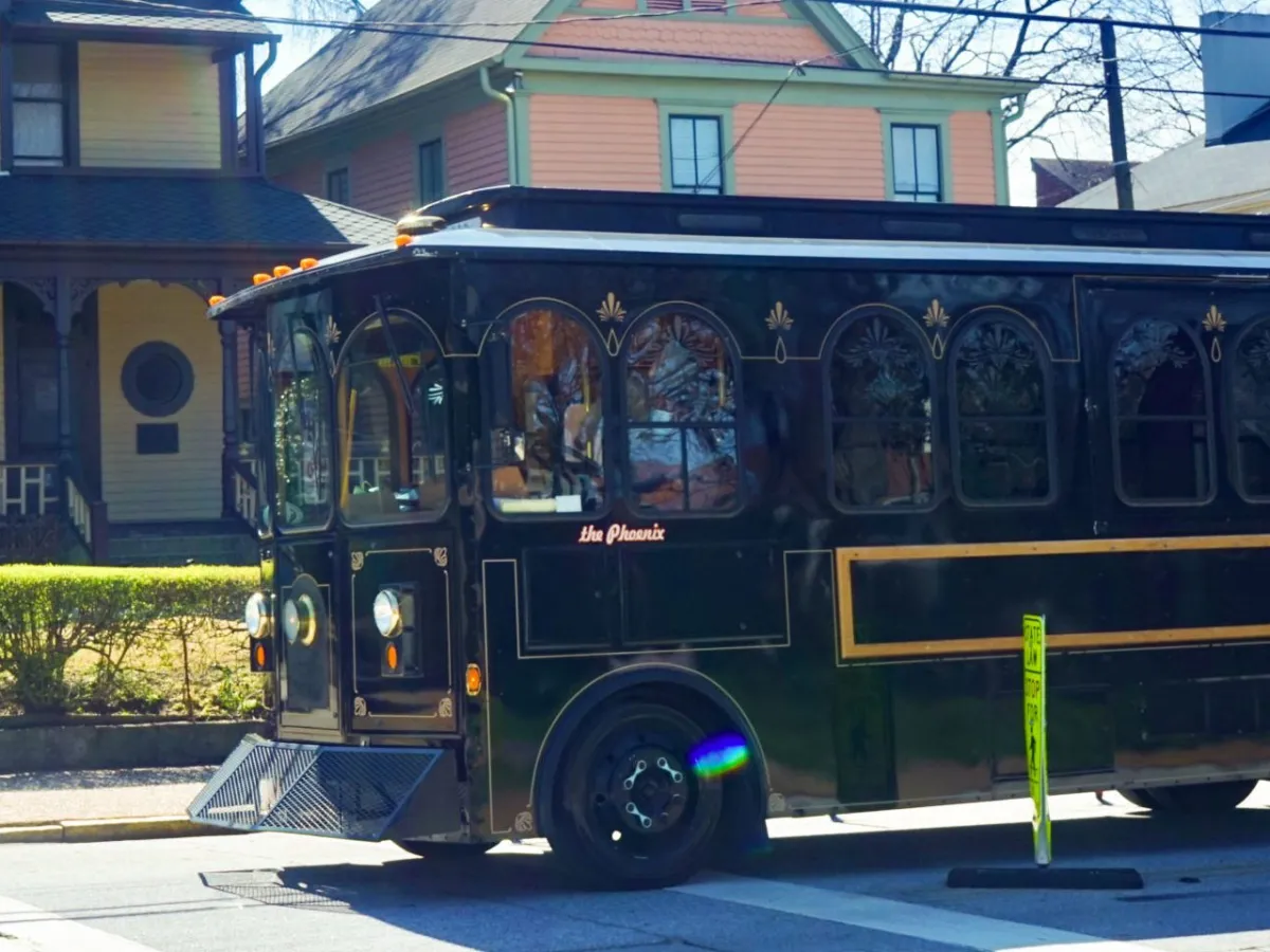 a bus that is parked on the side of a building