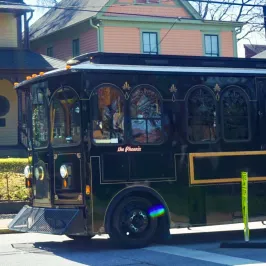 a bus that is parked on the side of a building