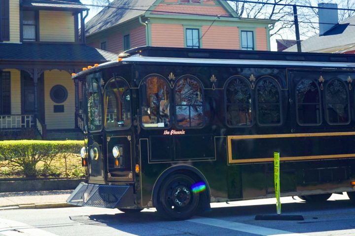 a bus that is parked on the side of a building