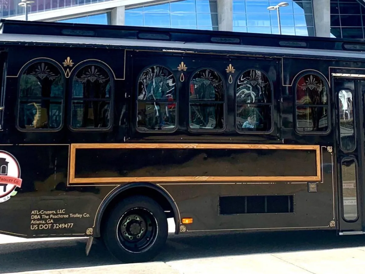 a bus parked in front of a building