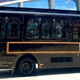 a bus parked in front of a building